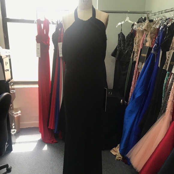 18165 beautiful black halter/off shoulder gown - Picture 1 of 4
